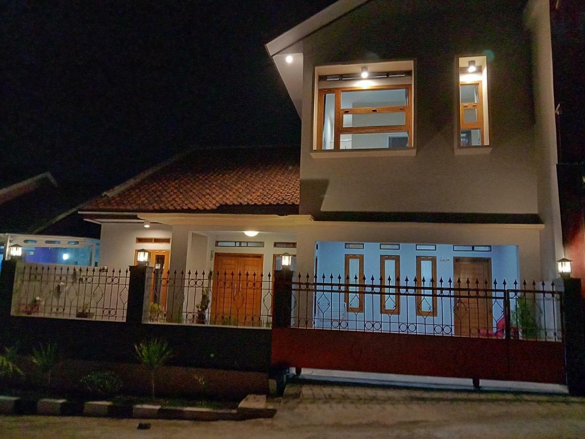 Guesthouse - Lubna Homestay Kuningan Exterior foto