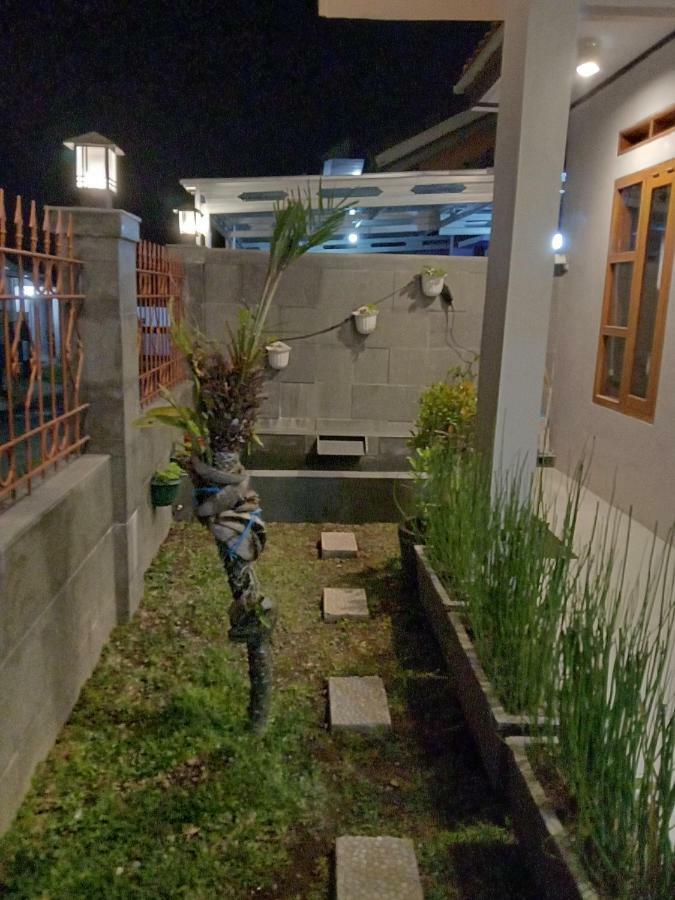 Guesthouse - Lubna Homestay Kuningan Exterior foto